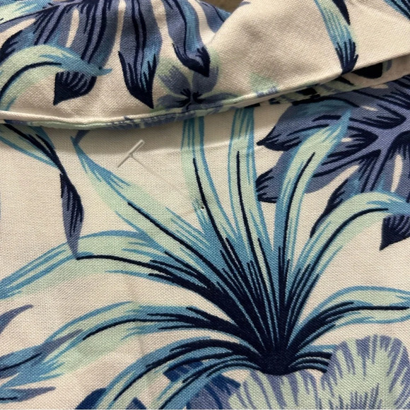 Across the Pond Blue and White Hawaiian Button Down Top Large - Picture 7 of 8